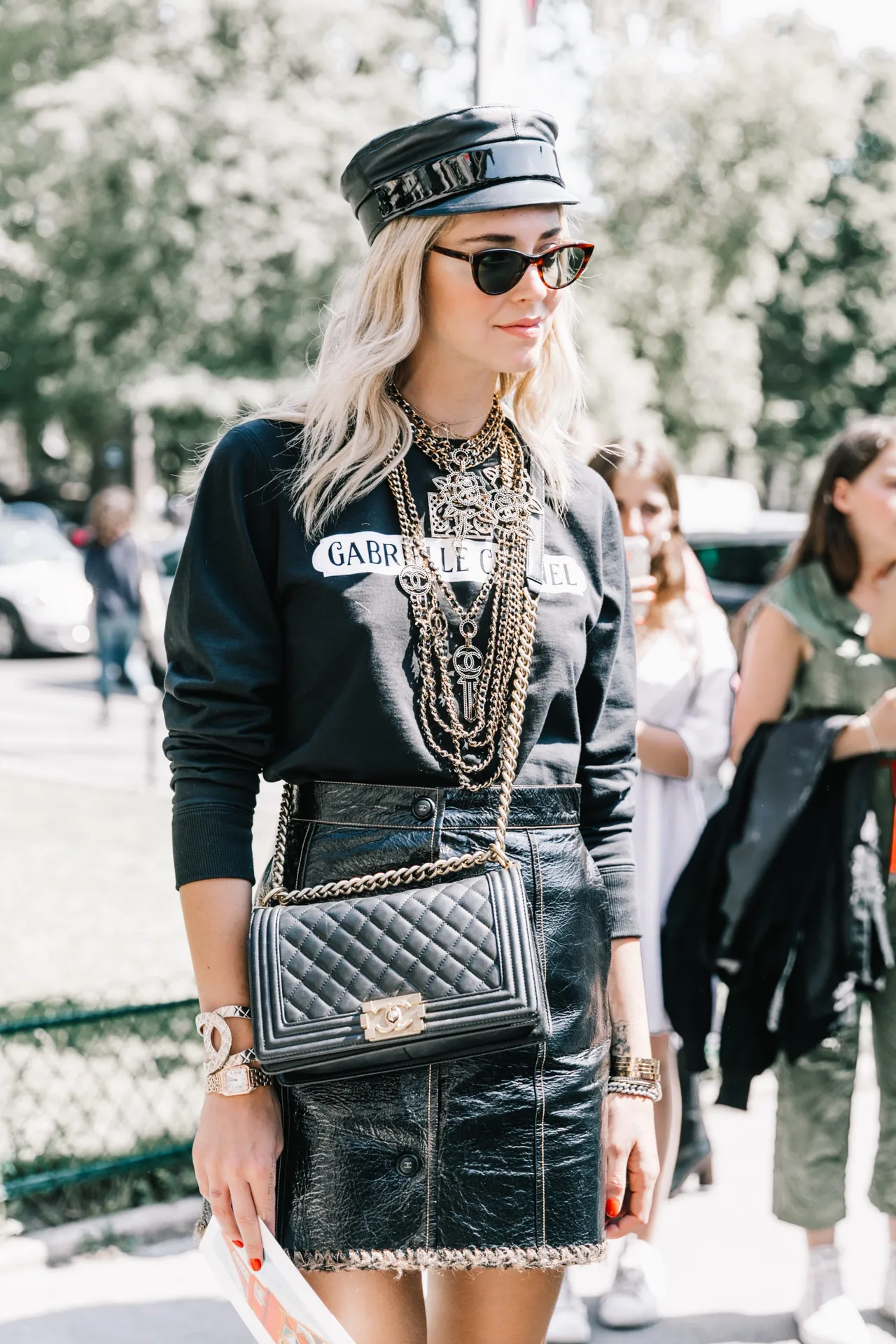 chiara ferragni túi xách chanel boy bag đen tuần lễ thời trang haute couture