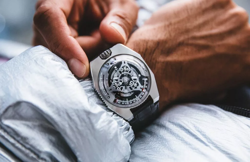 đeo tay background trắng đồ hồ Urwerk UR100 độc đáo và nhiều chức năng