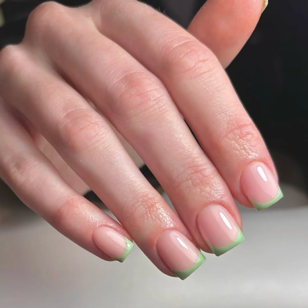 Hình ảnh kiểu móng French tips xanh lá với đầu móng dũa vuông.