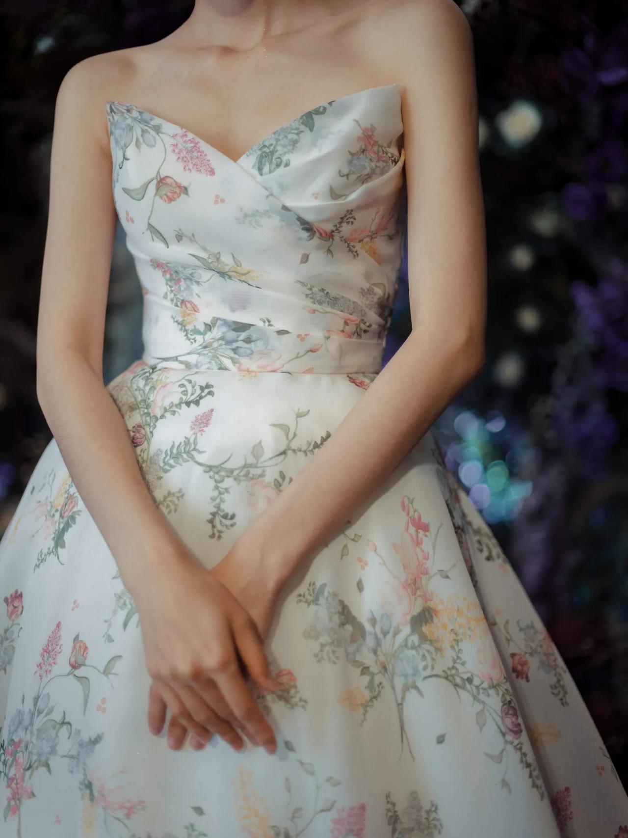 vay cuoi Monique Lhuillier