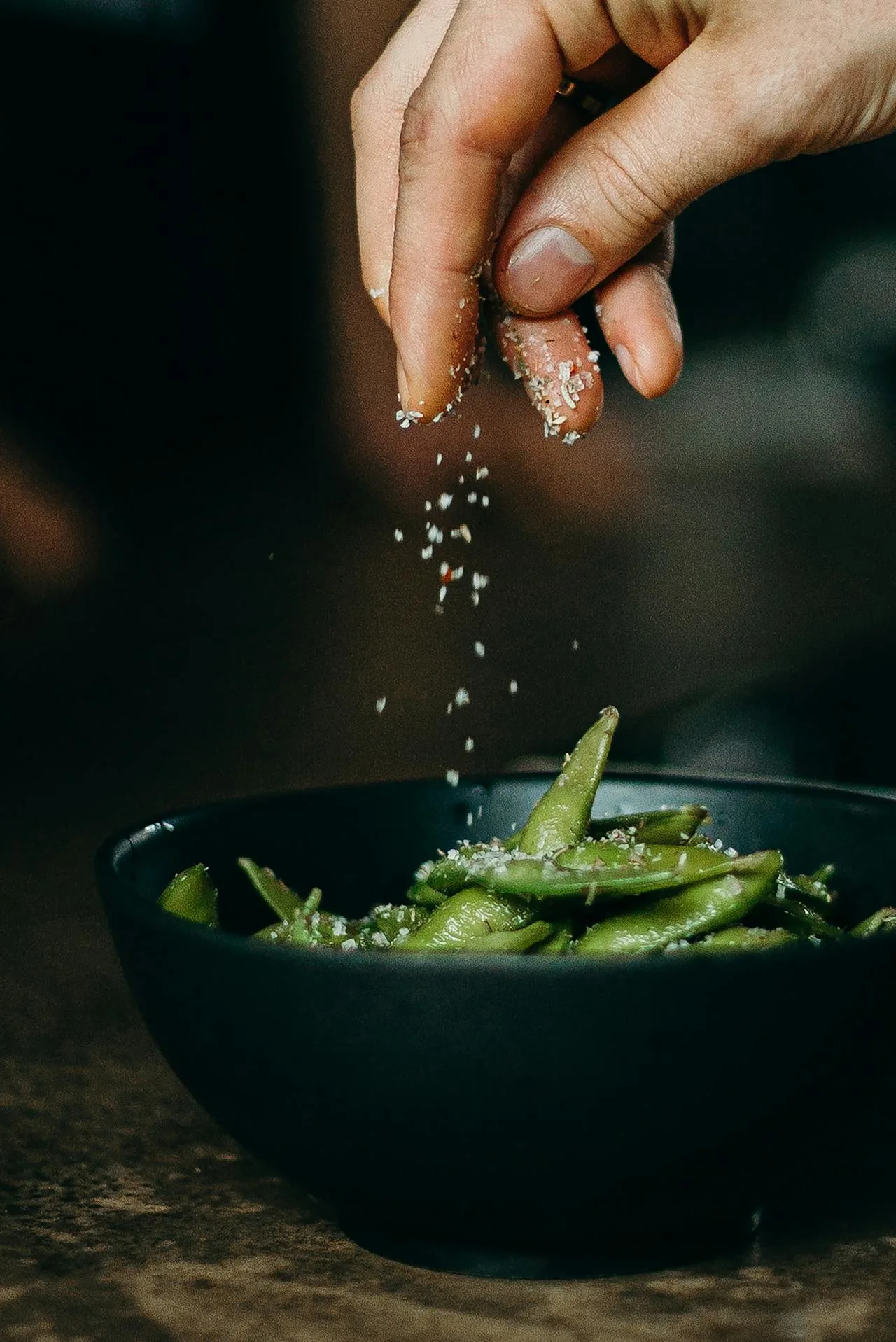 bỏ muối vào thức ăn