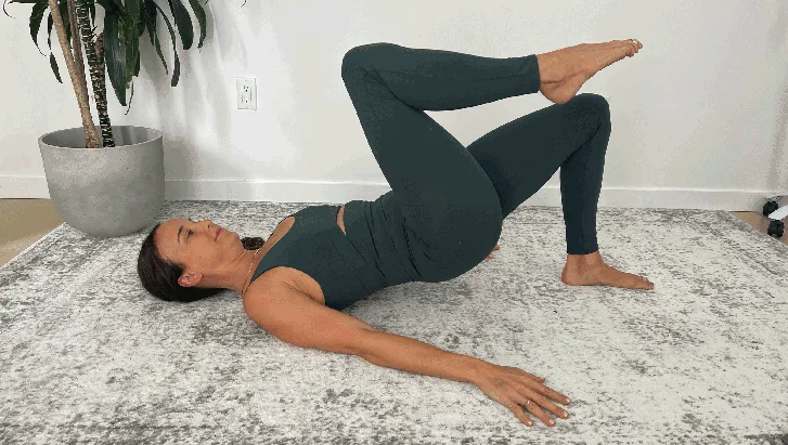 Yoga giúp làm giảm đau lưng Phụ nữ đang tập yoga làm giảm đau lưng