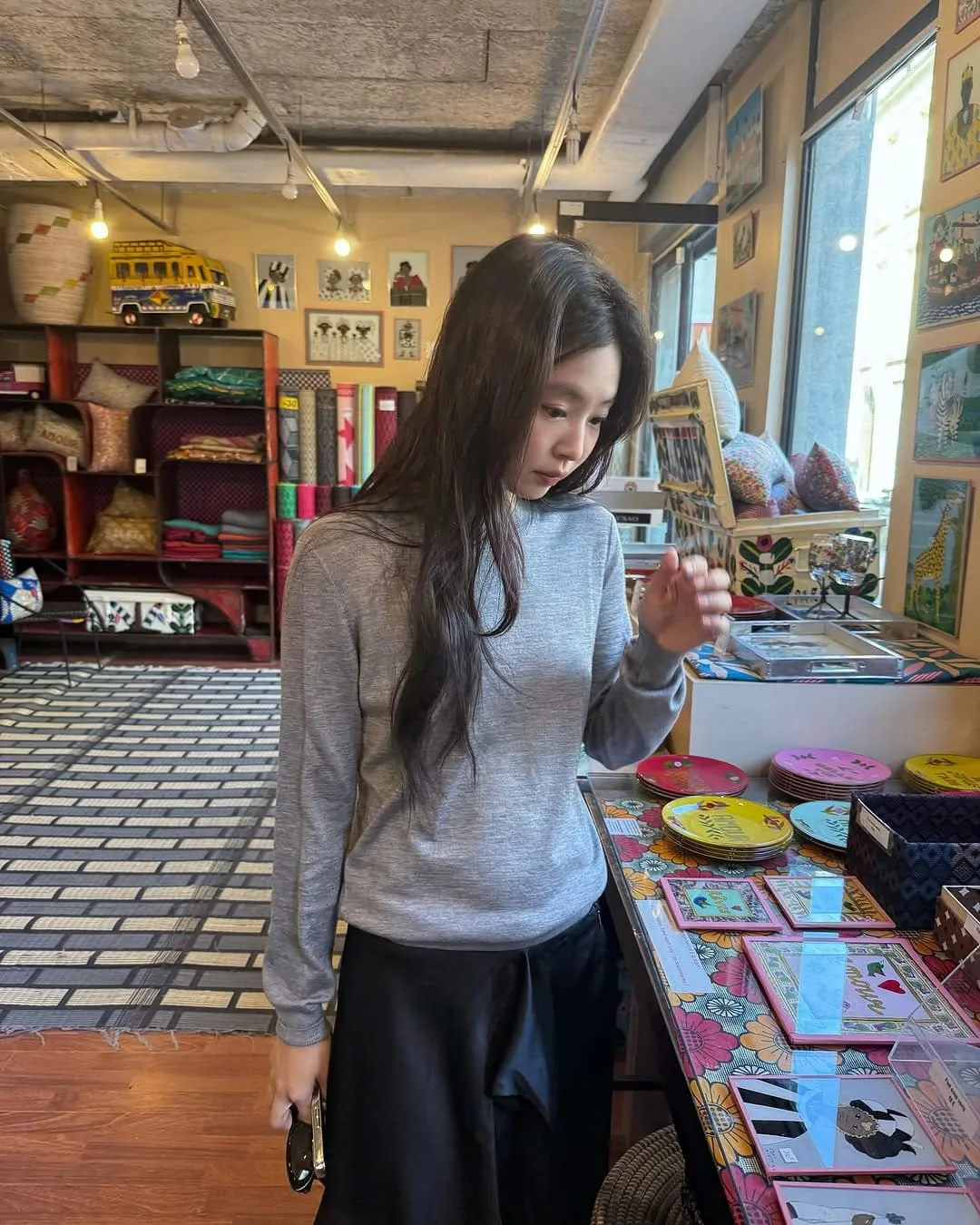 Jennie vẫn trông thật phong cách với những món đồ basic và "tiết kiệm năng lượng". (Ảnh: @jennierubyjane)