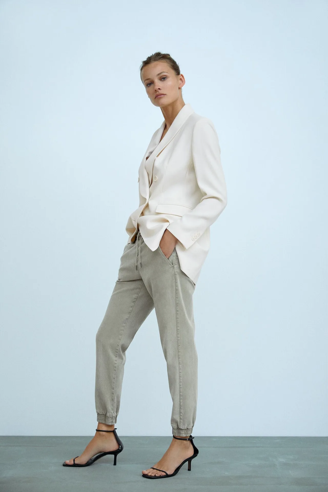 người mẫu zara mặc trang phục blazer quần jogger giày sandal dây