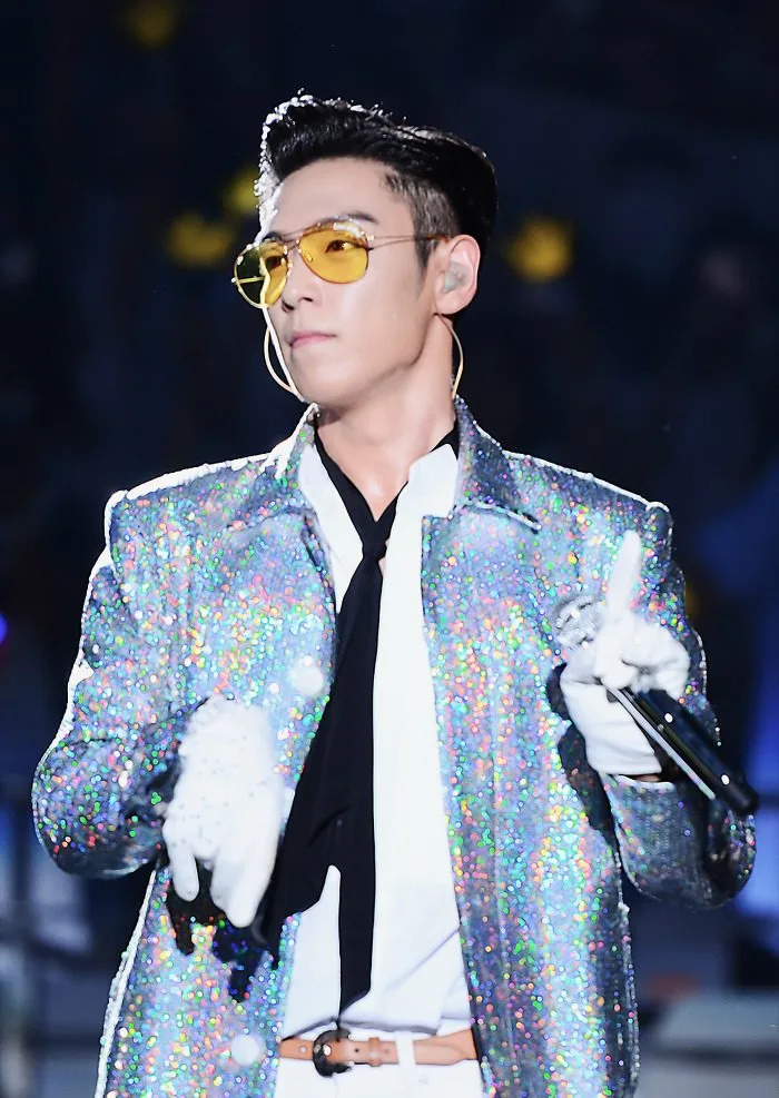 Và làm sao có thể thiếu một chiếc áo blazer chất liệu ánh kim tuyến phản chiếu lấp lánh trong những buổi trình diễn lớn được chứ?