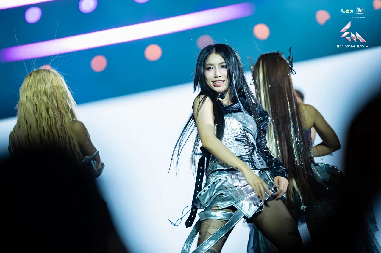 Lyhan thời trang concert "Em Xinh Say Hi"