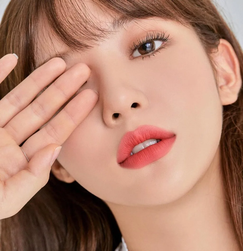 Trang điểm môi tỉ mỉ là bước không thể bỏ qua cho các cô dâu Trang điểm môi tỉ mỉ là bước không thể bỏ qua cho các cô dâu