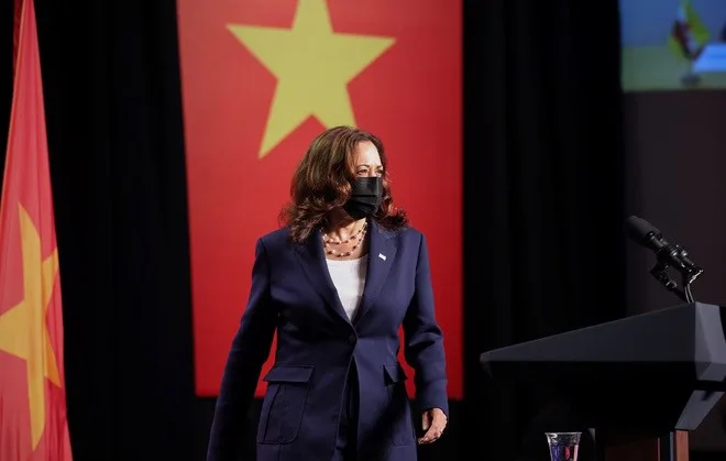 Bà Kamala Harris suit đen