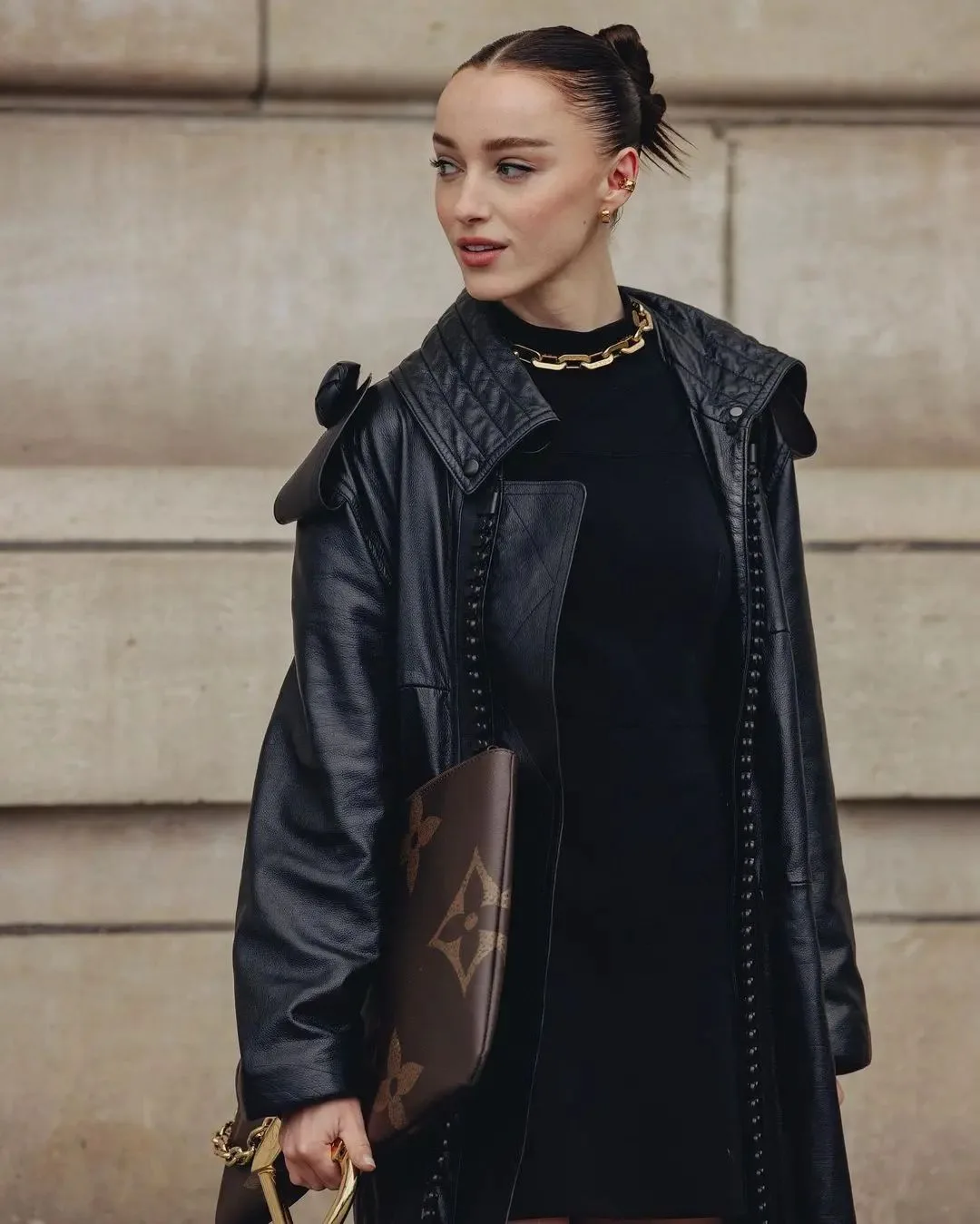 Phoebe Dynevor show diễn Louis Vuitton 2023