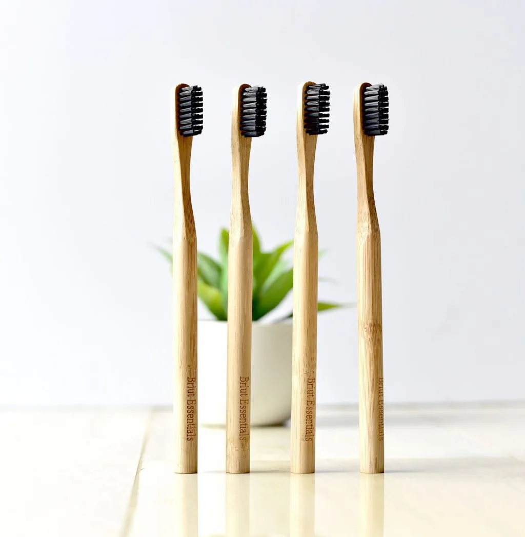chăm sóc răng miệng bằng bàn chải tre