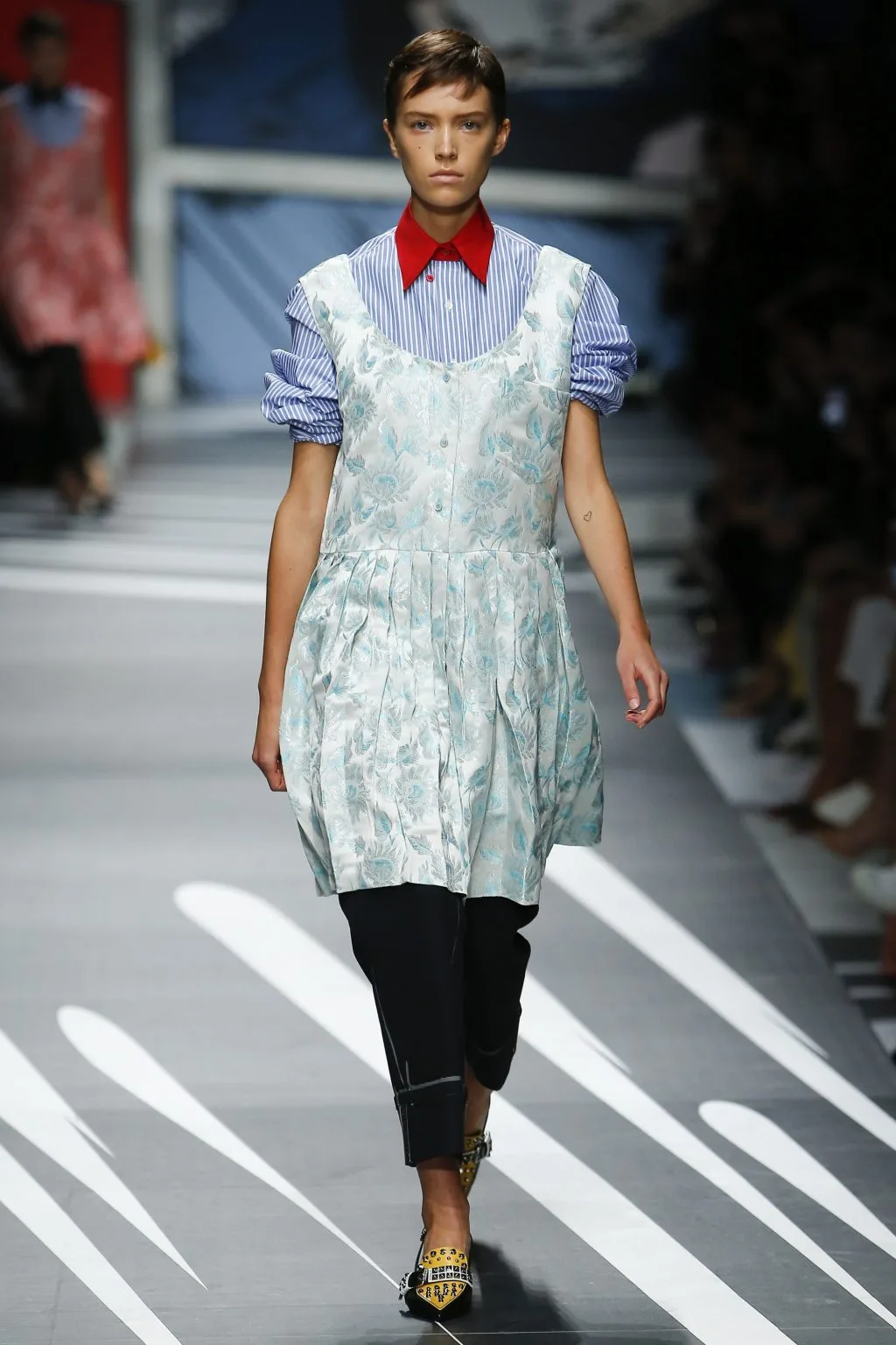 Prada Ready-to-wear Xuân 2018: Tính nữ được suy tôn bởi sự mạnh mẽ và náo nhiệt Prada Ready-to-wear Xuân 2018: Tính nữ được suy tôn bởi sự mạnh mẽ và náo nhiệt
