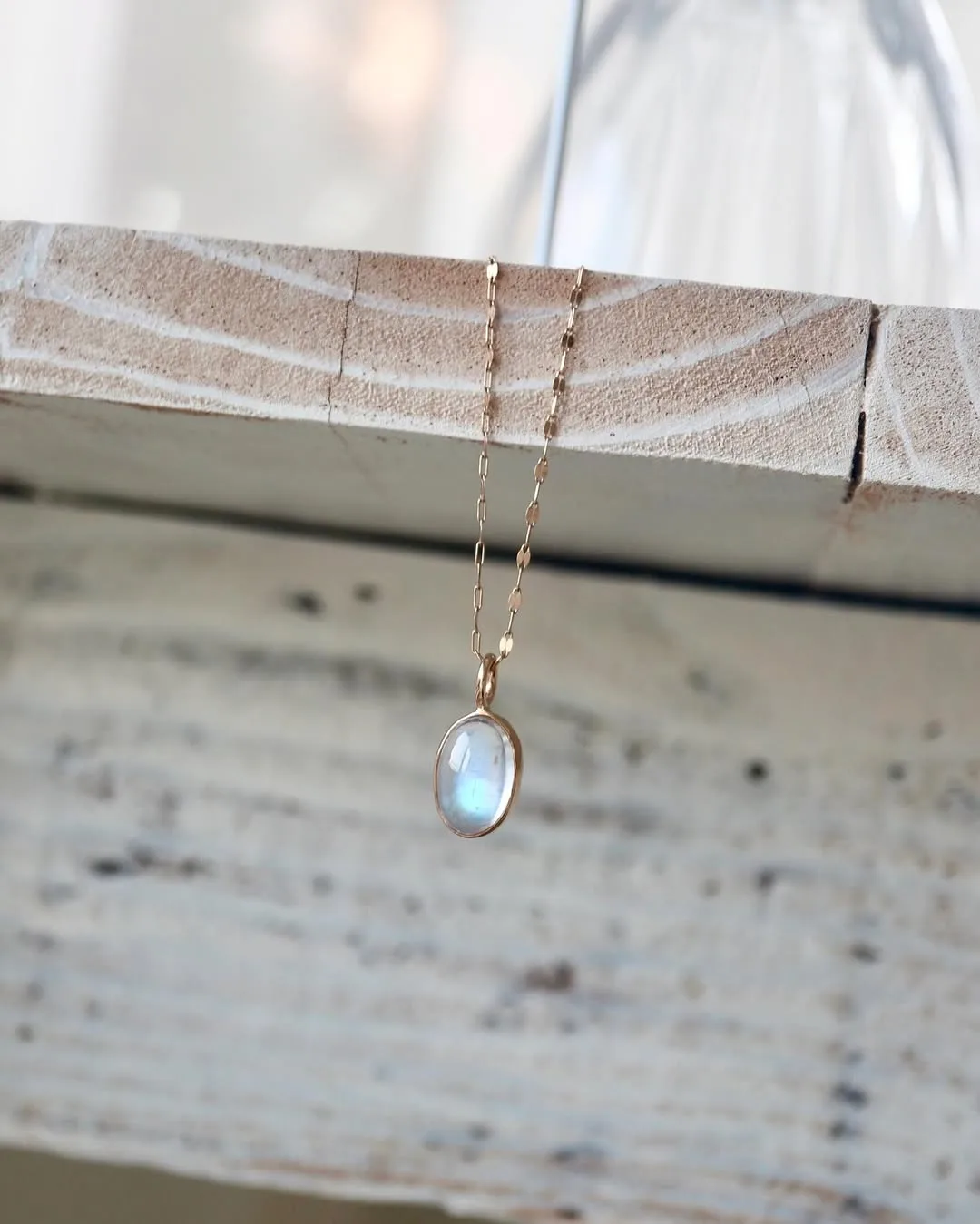 Mặt dây chuyền Moonstone (Đá mặt trăng) nguyên bản bọc bạc thủ công đầy huyền bí.