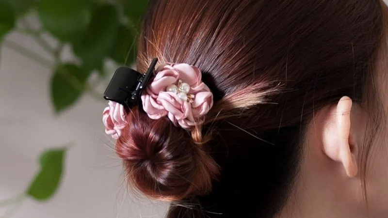 Kẹp tóc claw clip củ tỏi giúp các nàng có được mái tóc gọn gàng trong những ngày Hè nóng nực