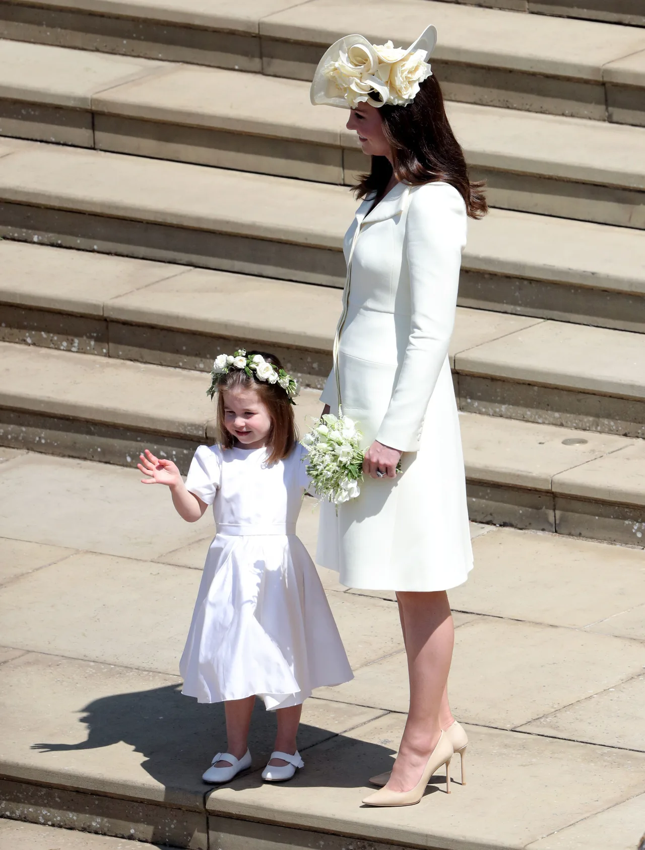 Tiểu công chúa Charlotte và công nương Kate Middleton diện trang phục trắng