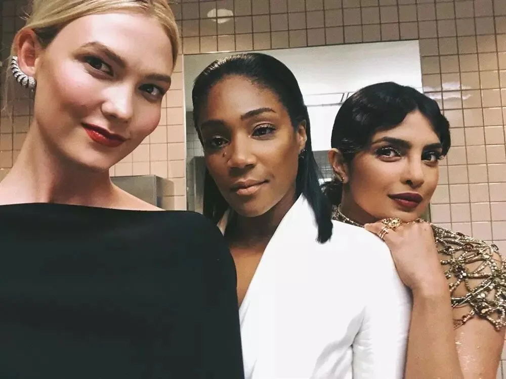 Kylie Jnner selfie cùng người nổi tiếng