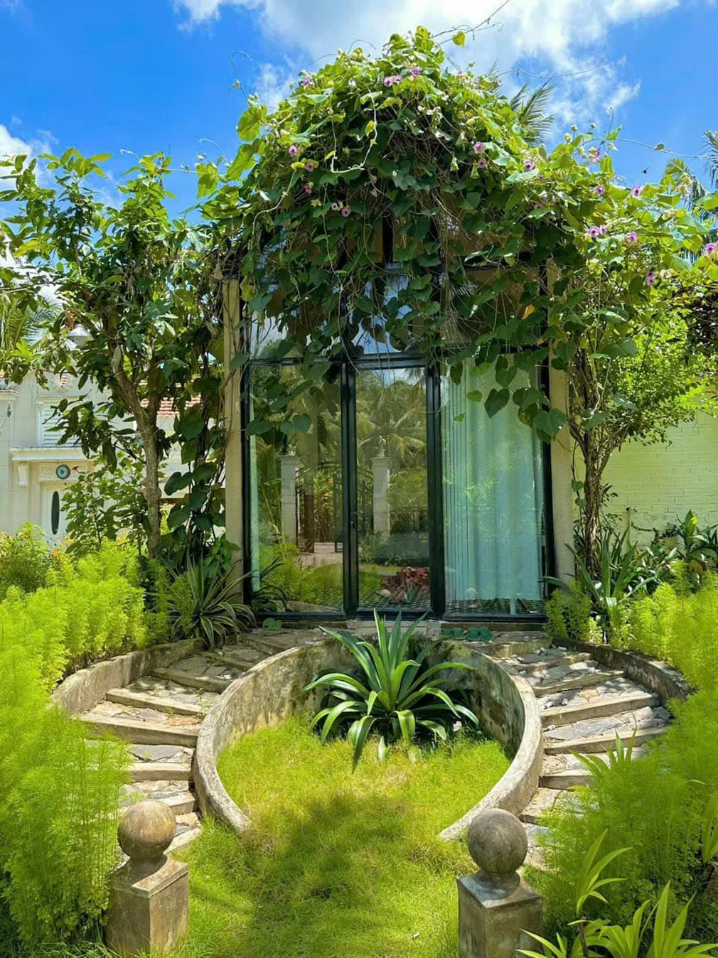 không gian sân vườn củ Mocay Farmstay hòa mình vào thiên nhiên xanh mát