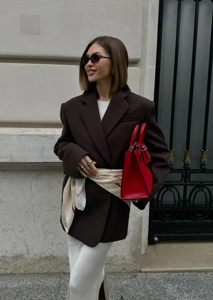 blazer phối cùng khăn lụa