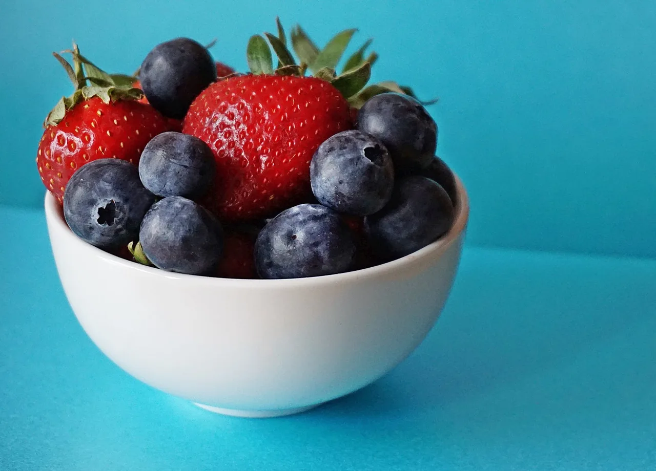 Thức uống detox-Chén đựng quả berries.