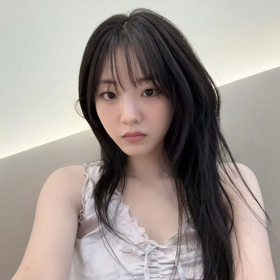 Layout makeup nhẹ nhàng của nữ chính Head Over Heels ngoài đời với tông màu muted tone thanh lịch và hiện đại.