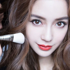 kiểu tóc uốn phù hợp phong cách trang điểm ft800