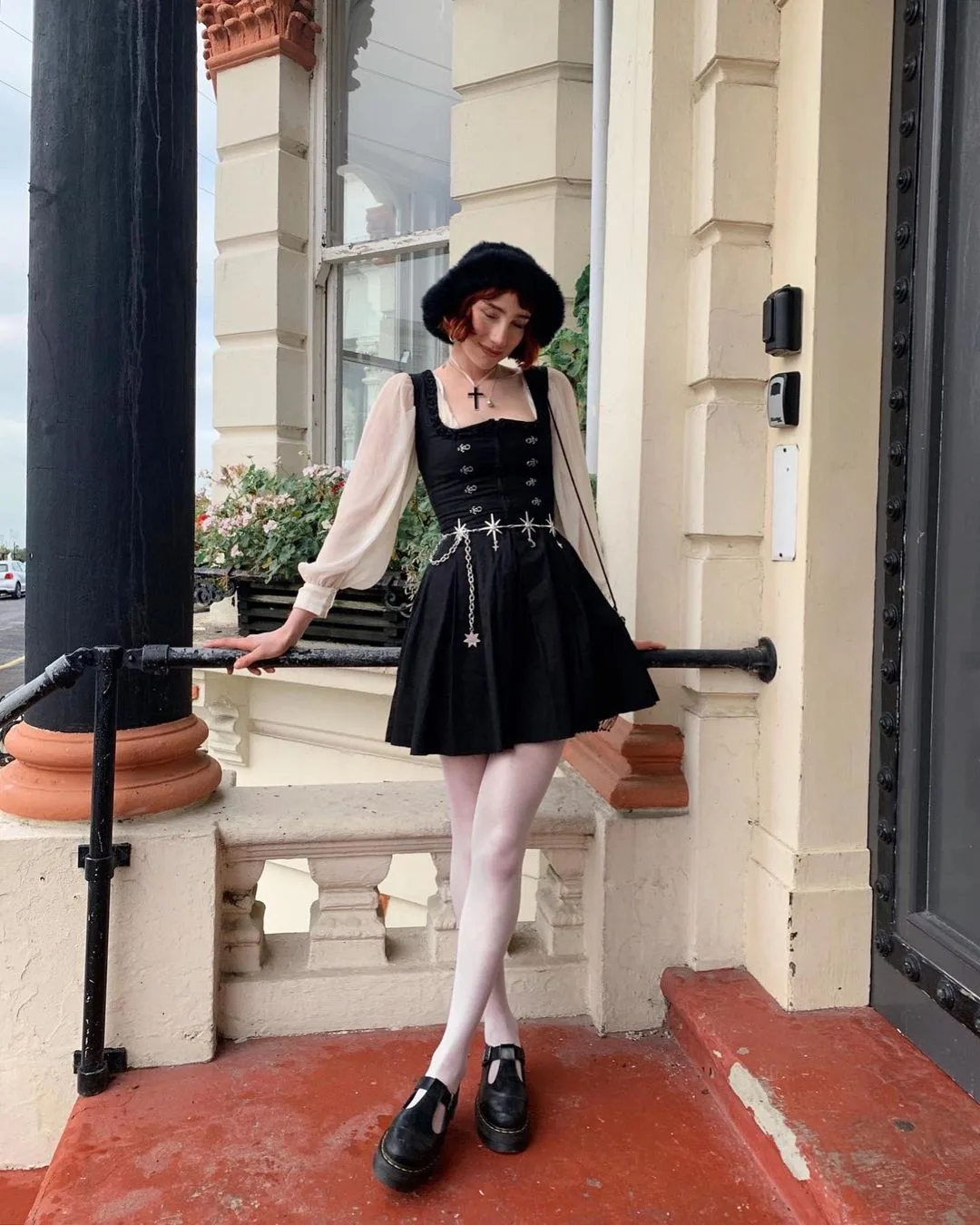 Lolitacore đầm đen phối cùng mary janes