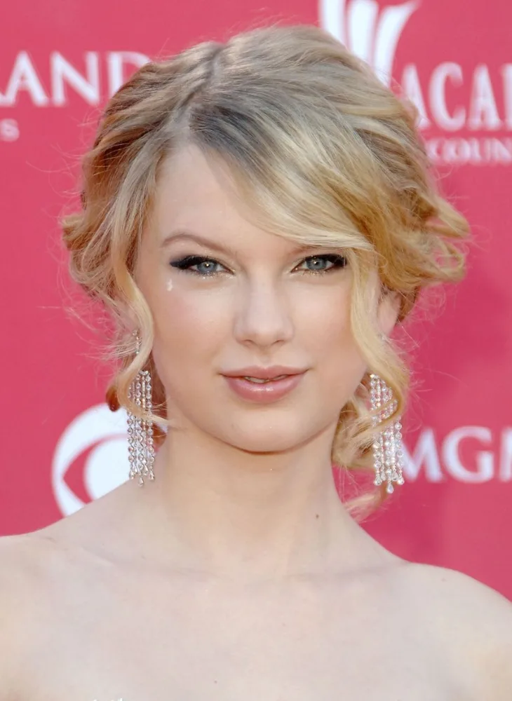 kiểu tóc búi cao Taylor