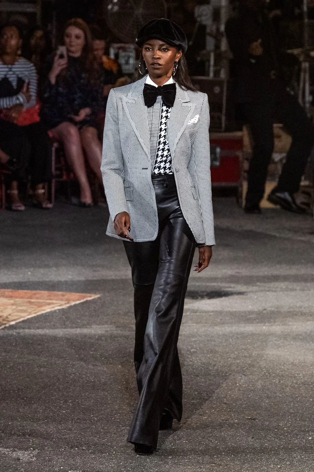 suit và quần ống loe trong bst tommy x zendaya