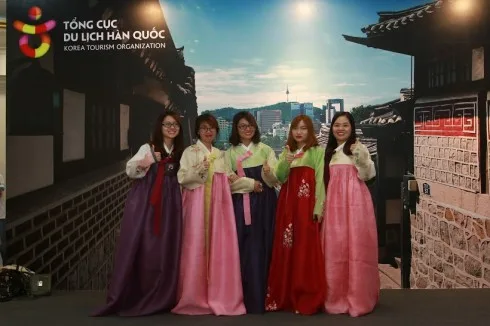 Hoạt động mặc thử trang phục truyền thống thu hút các bạn trẻ.