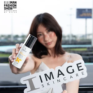cô gái cầm lọ kem chống nắng image
