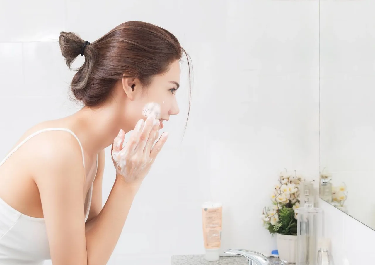 cô gái làm sạch da với sữa rửa mặt dịu nhẹ
