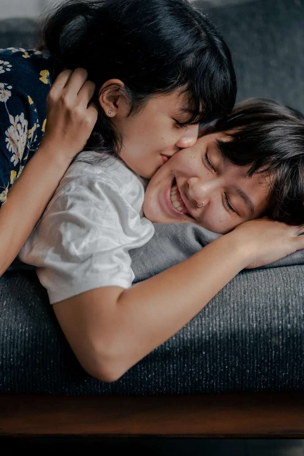cô gái hôn người yêu giai đoạn trăng mật