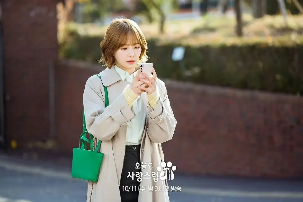 Park Gyu-young diện trench coat màu kem
