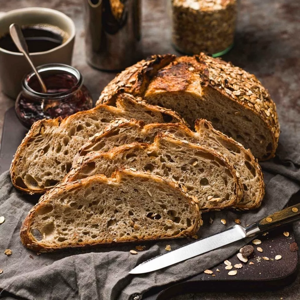 Bánh mì nguyên cám với chỉ số đường huyết thấp được cắt lát.
