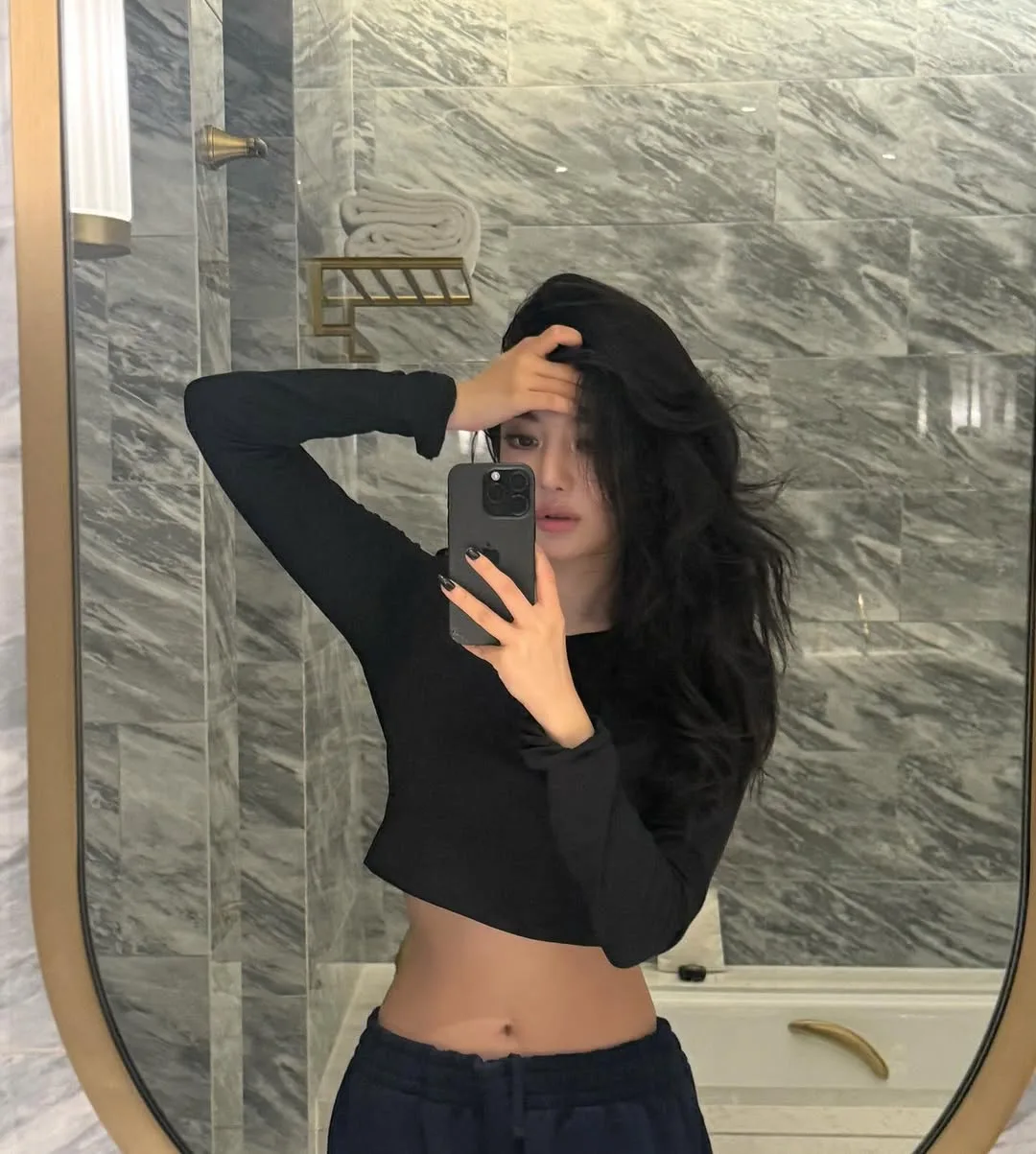 Ning Ning diện áo thun tay dài croptop màu đen