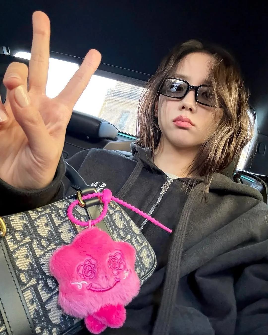 Jisoo và túi Dior cùng móc khoá