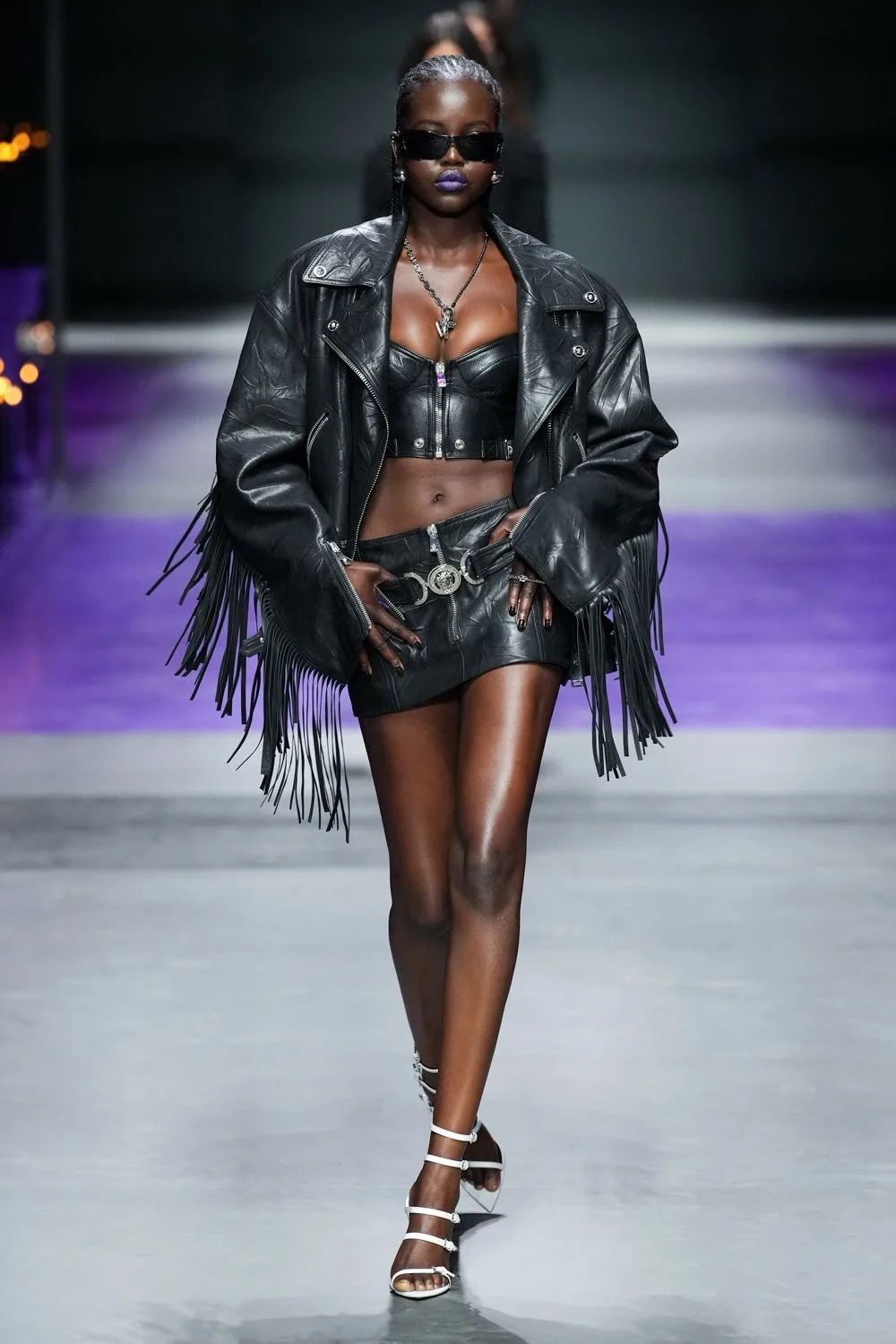 adut akech người mẫu da màu trình diễn cho versace