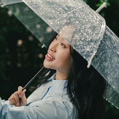 cô gái cầm ô dưới mưa