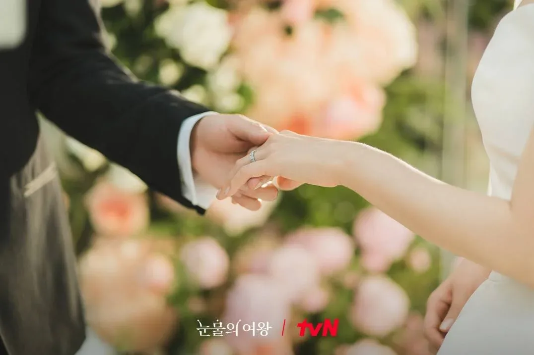 nhẫn cưới trong phim queen of tears