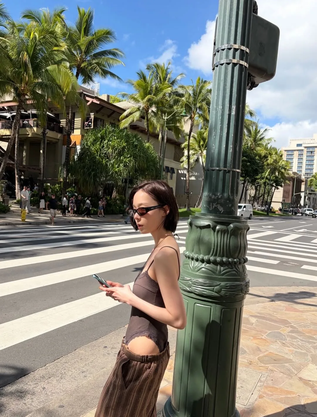Cấu trúc trang phục 'ít nhưng chất' với sự kết nối nhịp nhàng giữa chất liệu cotton và phom dáng rộng.