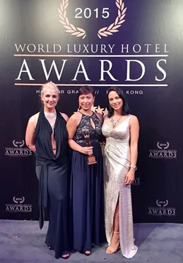 Bà Đỗ Hồng Minh, Giám đốc Truyền thông & Tiếp thị khách sạn JW Marriott Hanoi tại lễ trao giải World Luxury Hotel Awards.