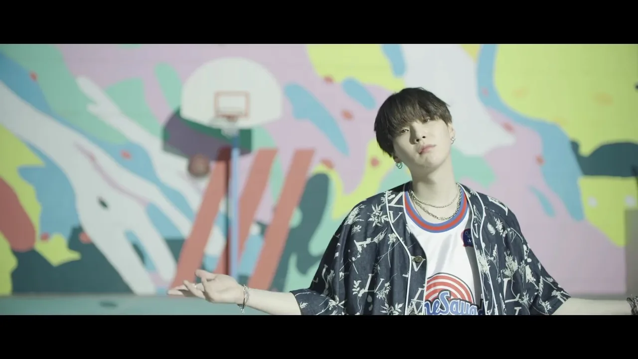 bts suga mặc áo louis vuitton áo tune squad phong cách retro thập niên 90