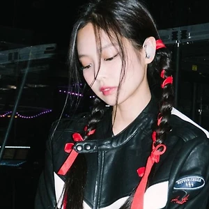 trend cột tóc với ruy băng như jennie