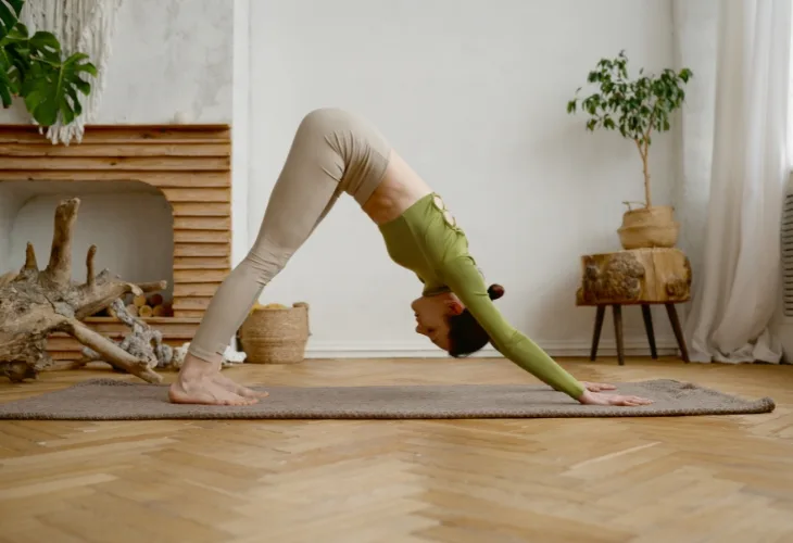 Tư thế chó úp mặt trong yoga