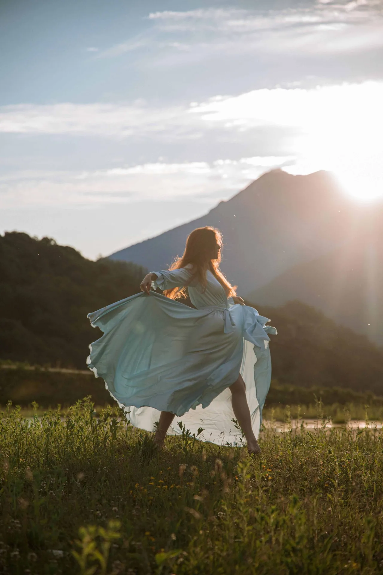 song ngư cô gái nhảy múa giữa đồng
