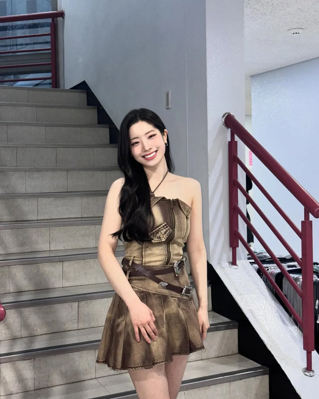 Dahyun TWICE mặc chân váy xoè dáng quả lê