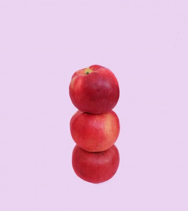 Thức uống detox - Ba quả táo chồng lên nhau. Thức uống detox - Ba quả táo chồng lên nhau.