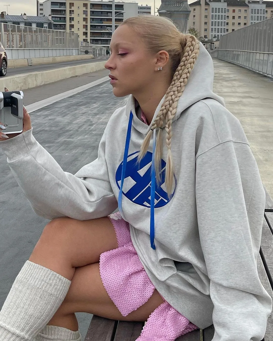 reginaanikiy diện hoodie phối váy