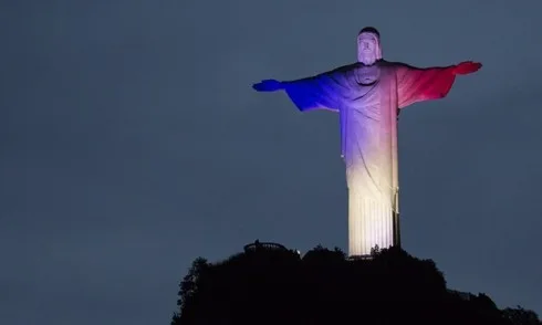 Rio de Janeiro thắp sáng lá cờ Pháp sau biến cố ở Paris