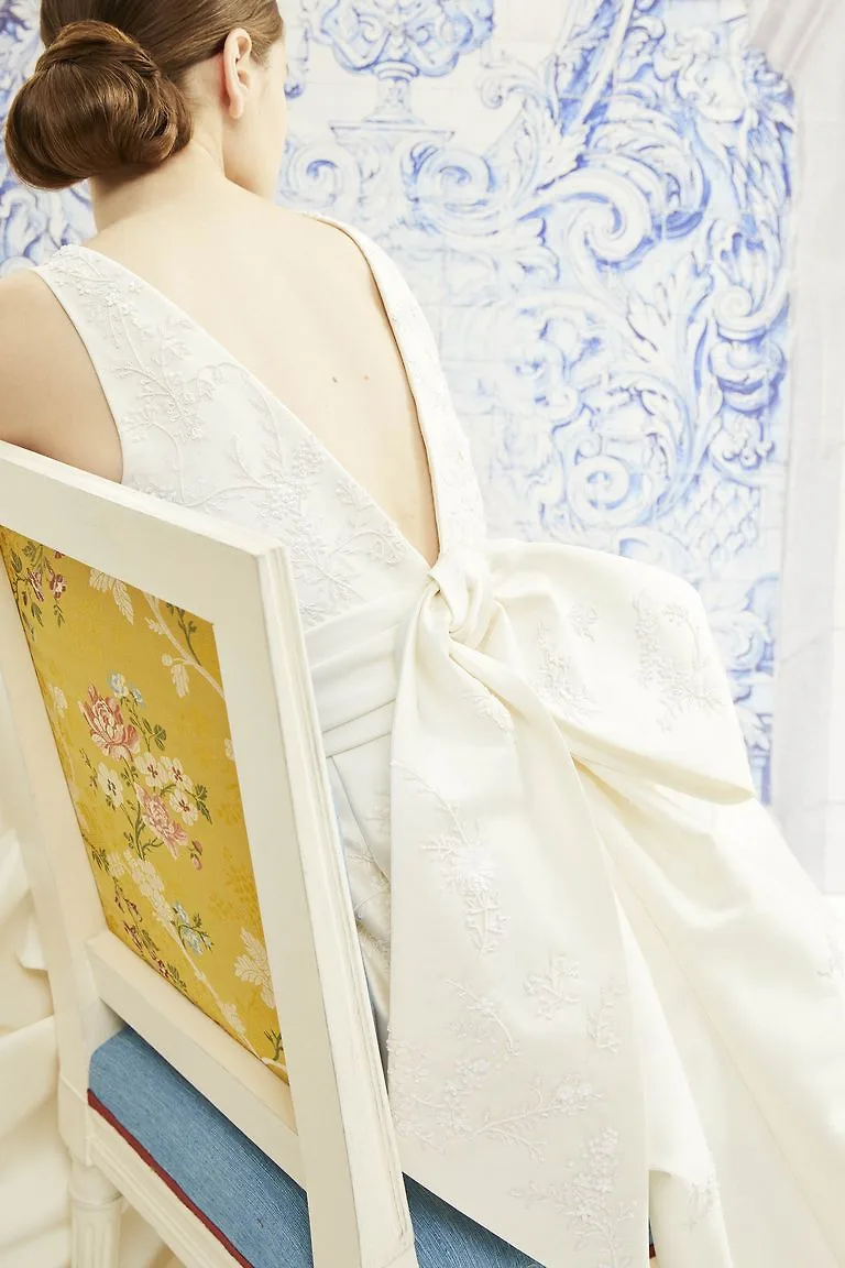 Thiết kế với thắt nơ lưng mang dáng dấp Kimono trong bộ sưu tập mùa thu của thương hiệu Carolina Herrera.