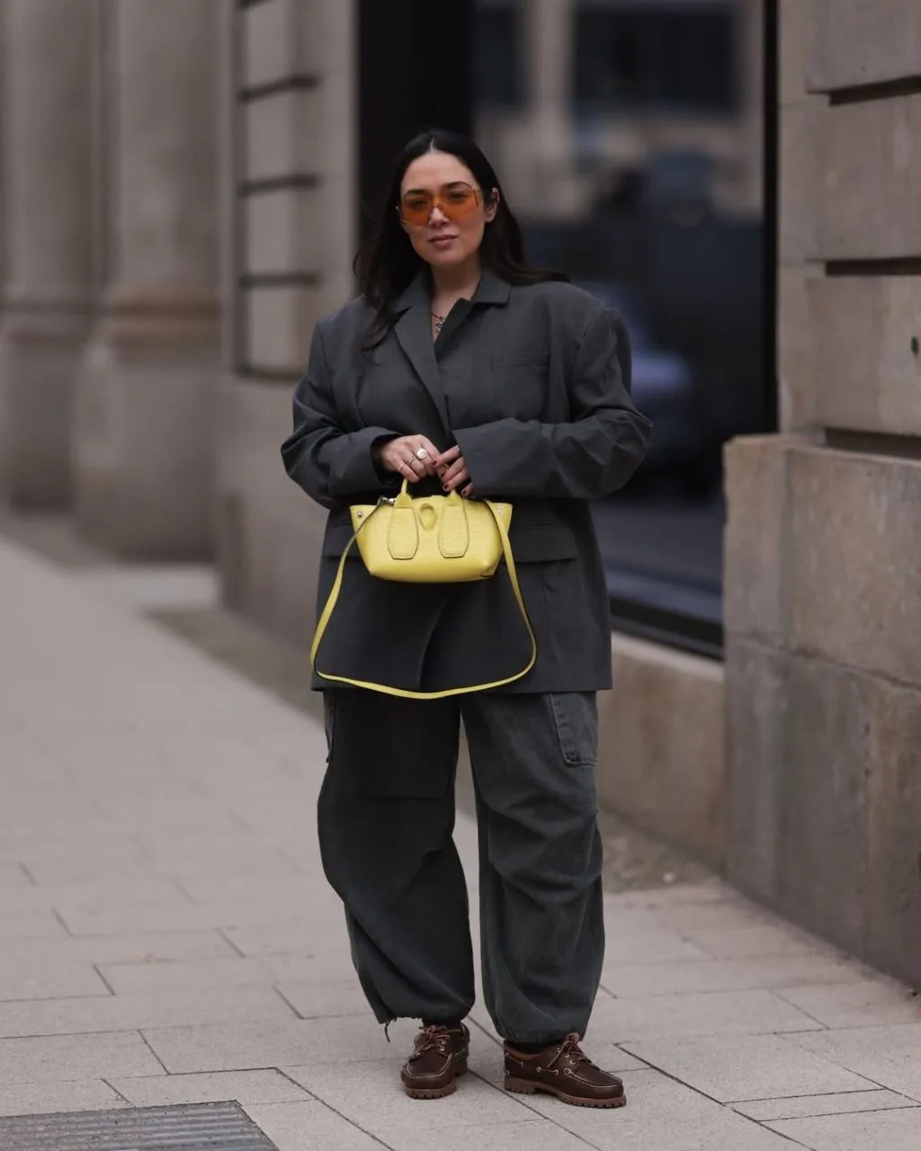 Outfit ngày thường với áo thụng, quần kaki và derby đen cổ điển.